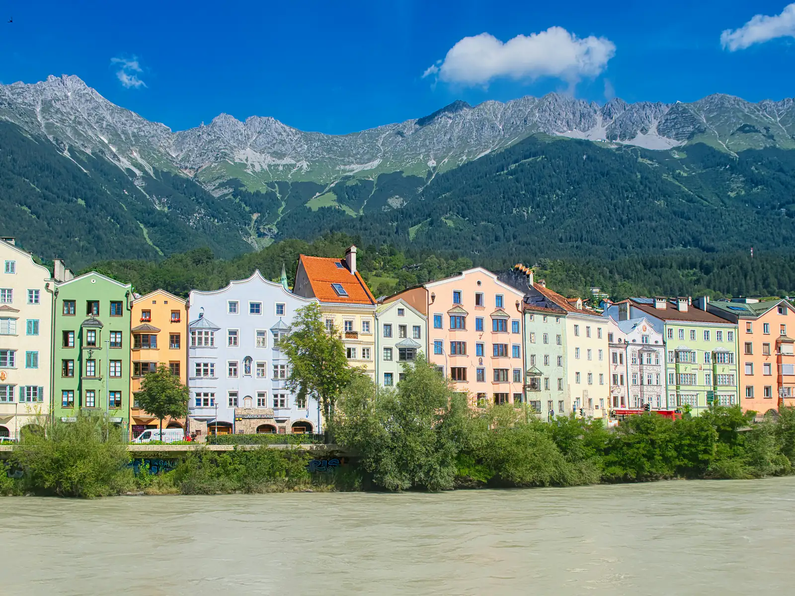 Die bunten Häuserzeilen von Innsbruck-Mariahilf am Inn, dahinter die Nordkette