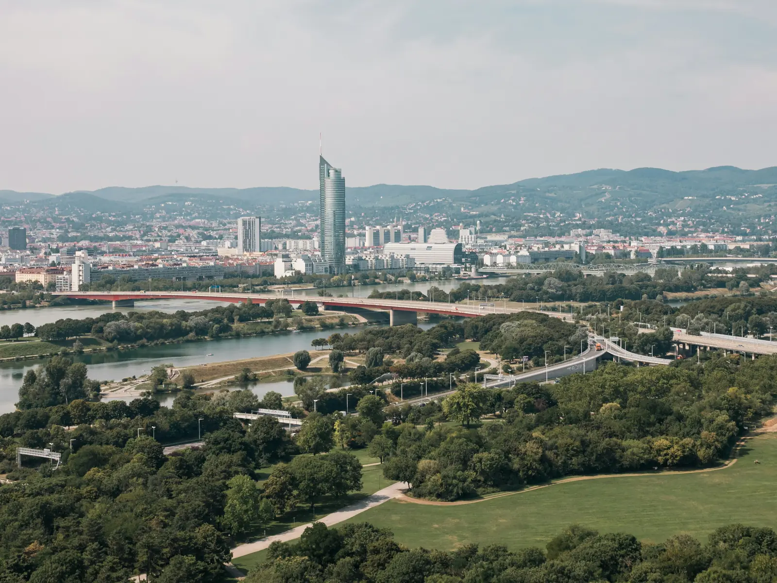 Blick über die Donau auf die Wiener Skyline mit Donauinsel